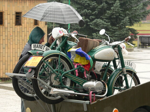 Vykladanie motocyklov na výstavu